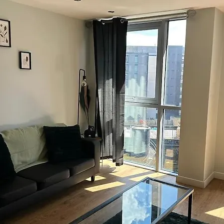 Contractor By Furnished With Parking * ليدز