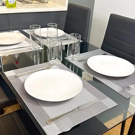 Contractor By Furnished With Parking شقة ليدز